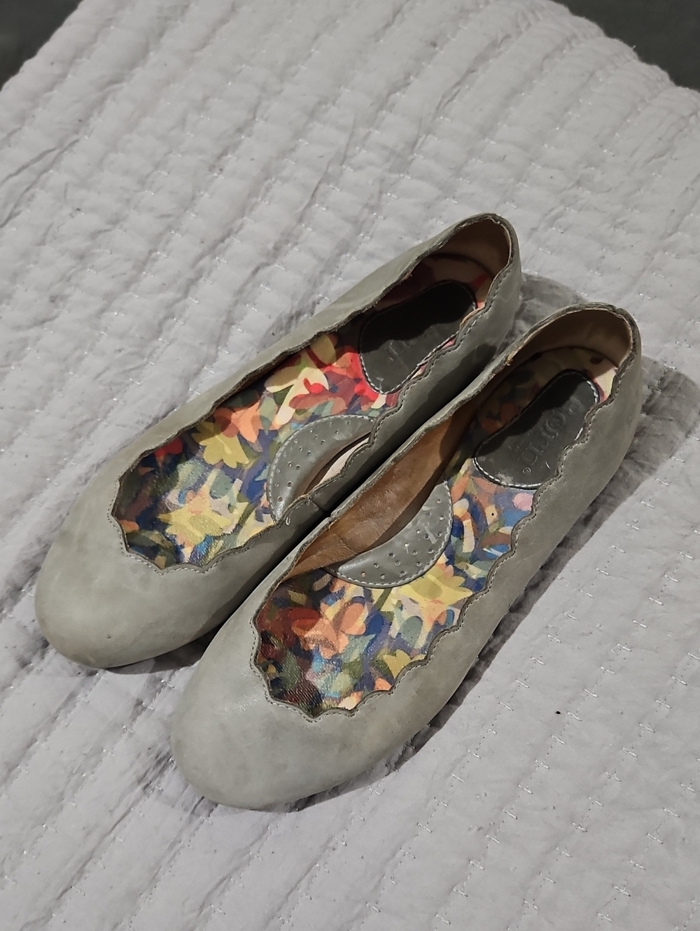 Born Gray Leather Women’s Scalloped Ballet Flats Sz 6